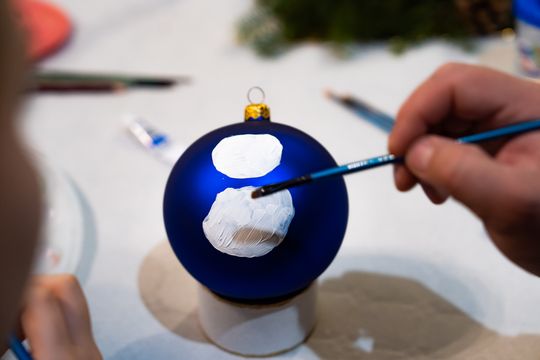 Malowanie bombek na rzecz zbiórki dla Julii (zdjęcia)