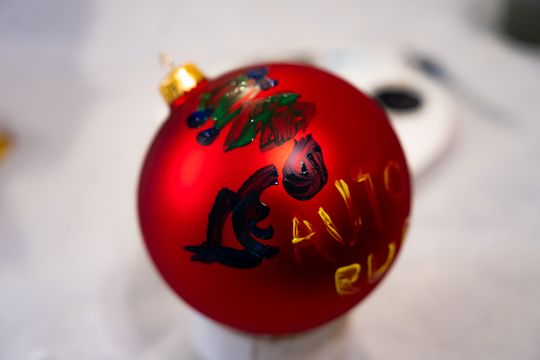 Malowanie bombek na rzecz zbiórki dla Julii (zdjęcia)