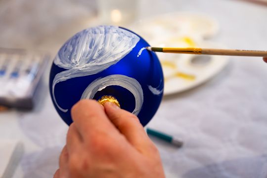 Malowanie bombek na rzecz zbiórki dla Julii (zdjęcia)