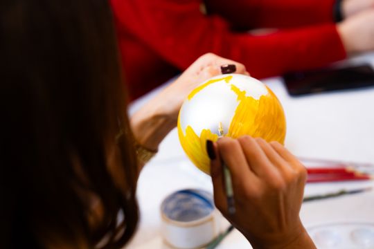 Malowanie bombek na rzecz zbiórki dla Julii (zdjęcia)