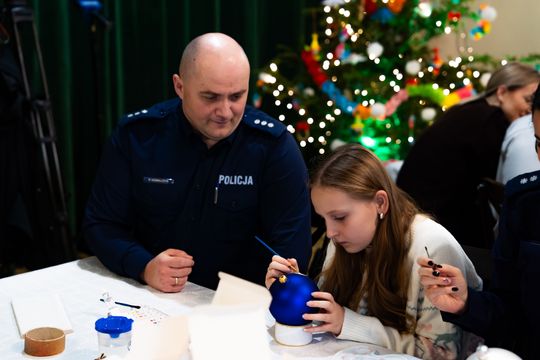 Malowanie bombek na rzecz zbiórki dla Julii (zdjęcia)