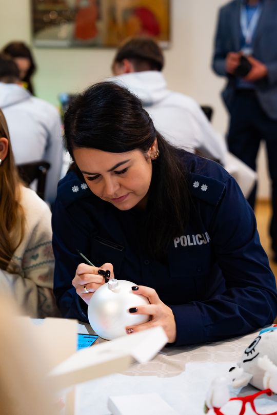 Malowanie bombek na rzecz zbiórki dla Julii (zdjęcia)