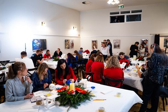 Malowanie bombek na rzecz zbiórki dla Julii (zdjęcia)