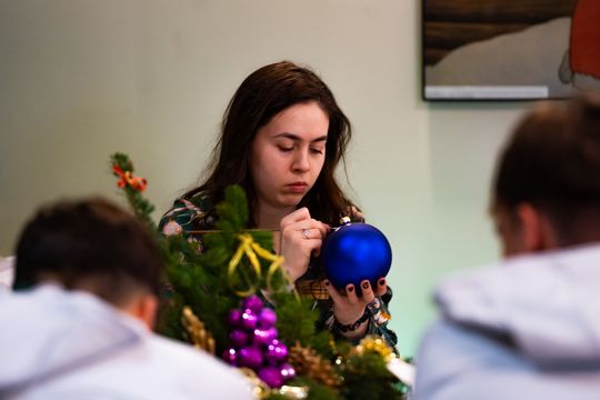 Malowanie bombek na rzecz zbiórki dla Julii (zdjęcia)