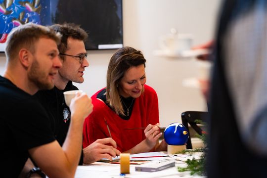 Malowanie bombek na rzecz zbiórki dla Julii (zdjęcia)