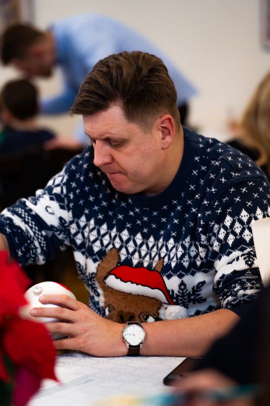 Malowanie bombek na rzecz zbiórki dla Julii (zdjęcia)