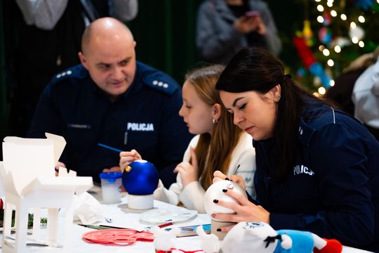 Malowanie bombek na rzecz zbiórki dla Julii (zdjęcia)