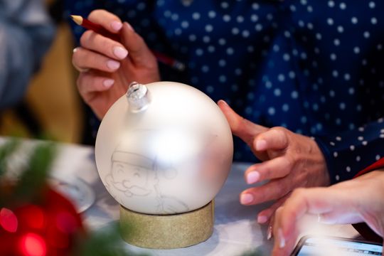 Malowanie bombek na rzecz zbiórki dla Julii (zdjęcia)