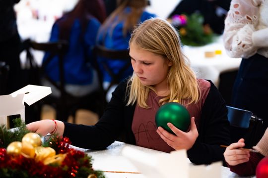 Malowanie bombek na rzecz zbiórki dla Julii (zdjęcia)
