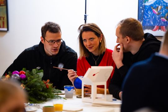 Malowanie bombek na rzecz zbiórki dla Julii (zdjęcia)