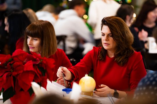 Malowanie bombek na rzecz zbiórki dla Julii (zdjęcia)