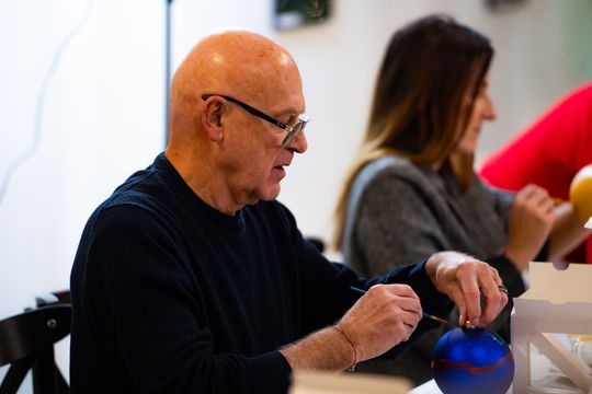 Malowanie bombek na rzecz zbiórki dla Julii (zdjęcia)