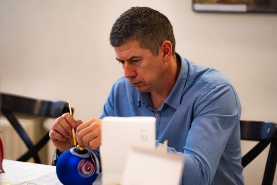 Malowanie bombek na rzecz zbiórki dla Julii (zdjęcia)