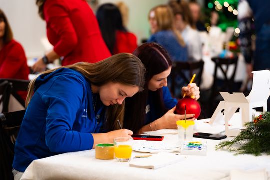 Malowanie bombek na rzecz zbiórki dla Julii (zdjęcia)