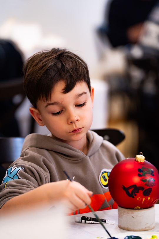 Malowanie bombek na rzecz zbiórki dla Julii (zdjęcia)