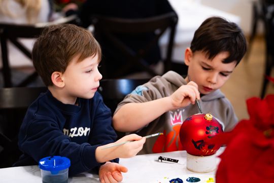 Malowanie bombek na rzecz zbiórki dla Julii (zdjęcia)