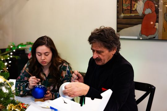 Malowanie bombek na rzecz zbiórki dla Julii (zdjęcia)