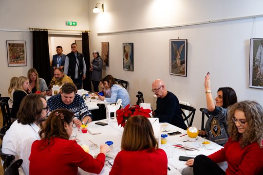 Malowanie bombek na rzecz zbiórki dla Julii (zdjęcia)