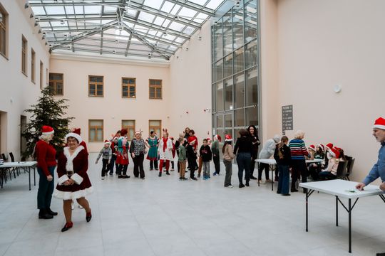 Seniorzy dzieciom 018.jpg