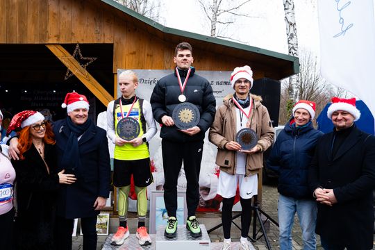 Charytatywny bieg mikołajkowy w Hucie (zdjęcia) Charytatywny bieg mikołajkowy w Hucie (zdjęcia)