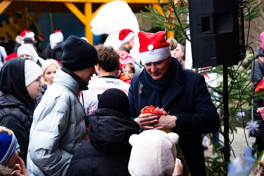 Charytatywny bieg mikołajkowy w Hucie (zdjęcia)