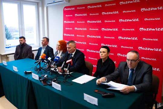 Konferencja prasowa dot. aktualnej sytuacji w Szkole Leśnej w Garbatce-Letnisko (zdjęcia)