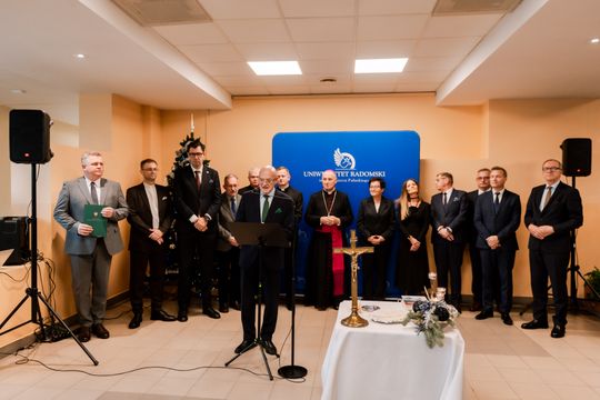 Spotkanie opłatkowe na Uniwersytecie Radomskim 005.jpg Spotkanie opłatkowe na Uniwersytecie Radomskim 005.jpg