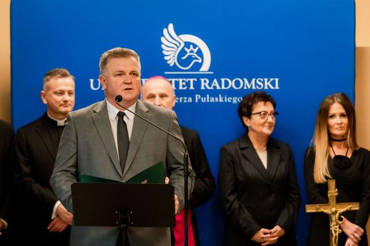 Spotkanie opłatkowe na Uniwersytecie Radomskim 016.jpg Spotkanie opłatkowe na Uniwersytecie Radomskim 016.jpg