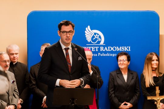 Spotkanie opłatkowe na Uniwersytecie Radomskim 020.jpg Spotkanie opłatkowe na Uniwersytecie Radomskim 020.jpg