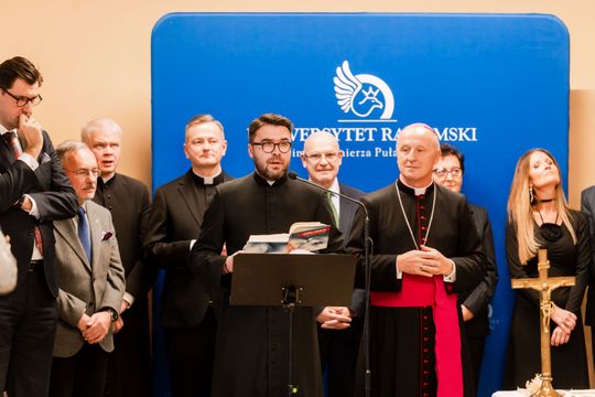 Spotkanie opłatkowe na Uniwersytecie Radomskim 023.jpg Spotkanie opłatkowe na Uniwersytecie Radomskim 023.jpg