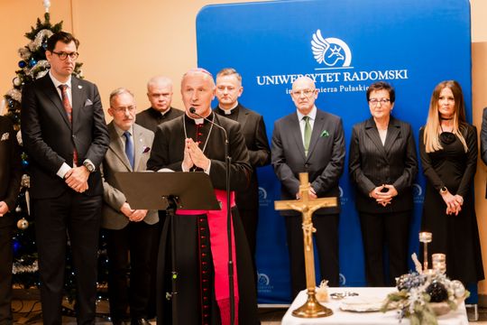 Spotkanie opłatkowe na Uniwersytecie Radomskim 028.jpg Spotkanie opłatkowe na Uniwersytecie Radomskim 028.jpg