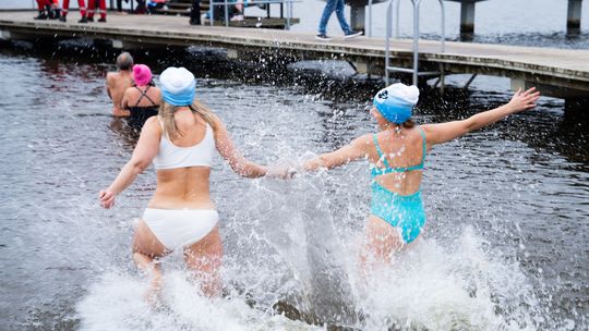 Bieg morsa oraz morsowanie nad zalewem Borki (zdjęcia) Bieg morsa oraz morsowanie nad zalewem Borki (zdjęcia)