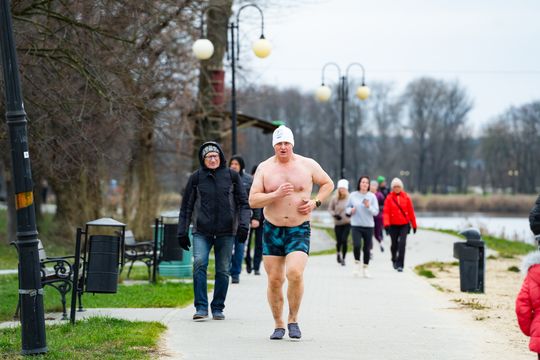 Bieg morsa oraz morsowanie nad zalewem Borki (zdjęcia) Bieg morsa oraz morsowanie nad zalewem Borki (zdjęcia)