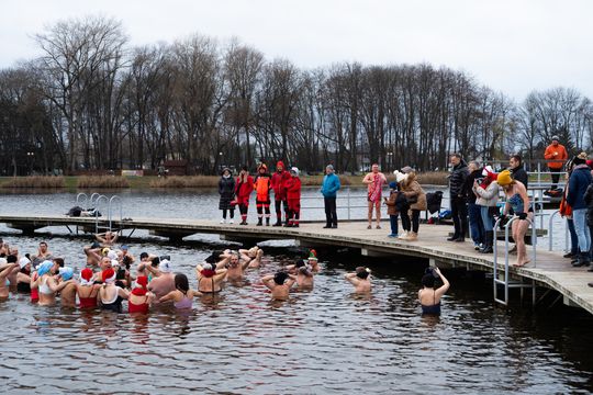 Bieg morsa oraz morsowanie nad zalewem Borki (zdjęcia) Bieg morsa oraz morsowanie nad zalewem Borki (zdjęcia)