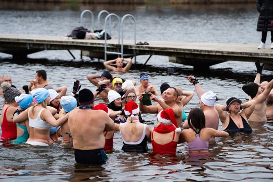 Bieg morsa oraz morsowanie nad zalewem Borki (zdjęcia) Bieg morsa oraz morsowanie nad zalewem Borki (zdjęcia)