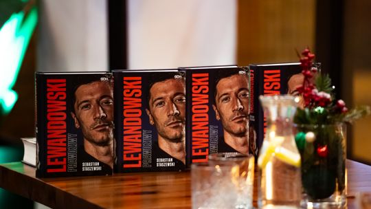 Spotkanie autorskie z Sebastianem Staszewskim i promocja książki "Lewandowski. Prawdziwy" (zdjęcia) Spotkanie autorskie z Sebastianem Staszewskim i promocja książki "Lewandowski. Prawdziwy" (zdjęcia)
