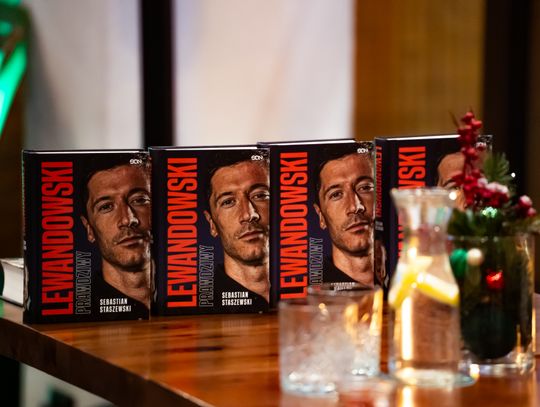 Spotkanie autorskie z Sebastianem Staszewskim i promocja książki "Lewandowski. Prawdziwy" (zdjęcia) Spotkanie autorskie z Sebastianem Staszewskim i promocja książki "Lewandowski. Prawdziwy" (zdjęcia)
