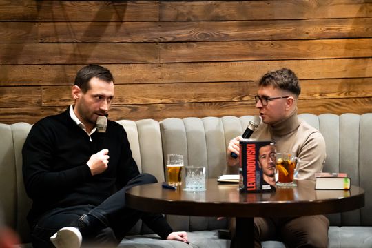 Spotkanie autorskie z Sebastianem Staszewskim i promocja książki "Lewandowski. Prawdziwy" (zdjęcia)