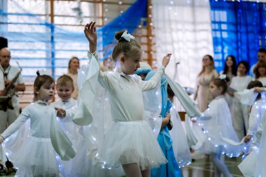 Jasełka Bożonarodzeniowe w PP nr 17 044.jpg Jasełka Bożonarodzeniowe w PP nr 17 044.jpg