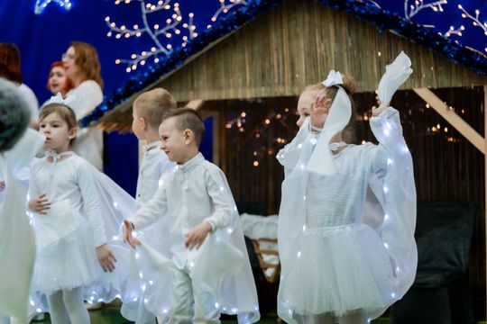 Jasełka Bożonarodzeniowe w PP nr 17 046.jpg Jasełka Bożonarodzeniowe w PP nr 17 046.jpg