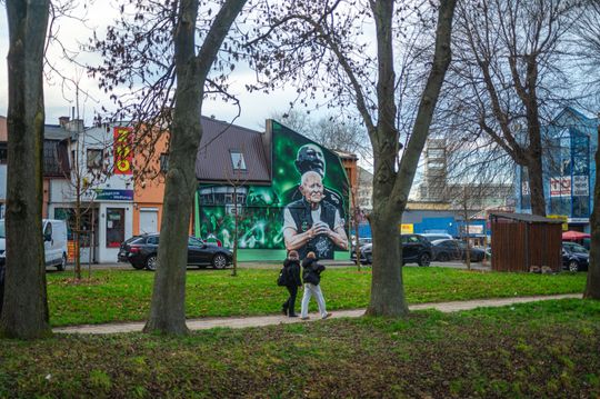 Zdzisław Radulski na nowym muralu w Radomiu (1).jpg Zdzisław Radulski na nowym muralu w Radomiu (1).jpg