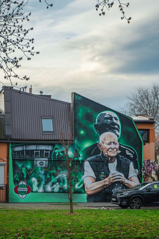 Zdzisław Radulski na nowym muralu w Radomiu (2).jpg