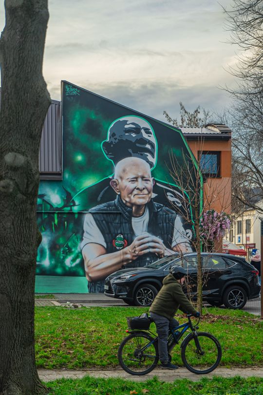 Zdzisław Radulski na nowym muralu w Radomiu (3).jpg
