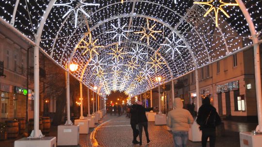 Tunel świetlny i bożonarodzeniowe iluminacje w centrum Radomia