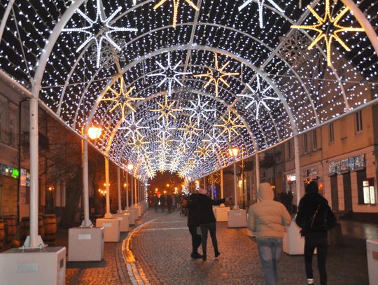 Tunel świetlny i bożonarodzeniowe iluminacje w centrum Radomia