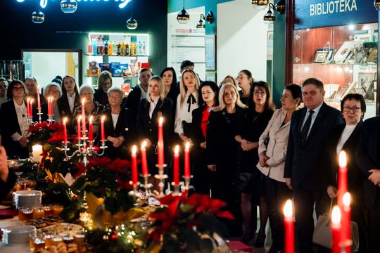 Spotkanie Wigilijne na AHNS 016.jpg Spotkanie Wigilijne na AHNS 016.jpg