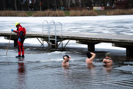 Bezpieczne morsowanie z WOPR (zdjęcia) Bezpieczne morsowanie z WOPR (zdjęcia)