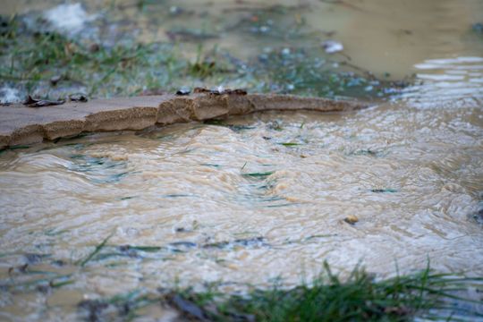 Awaria wodociągów przy ul. Rapackiego (zdjęcia)
