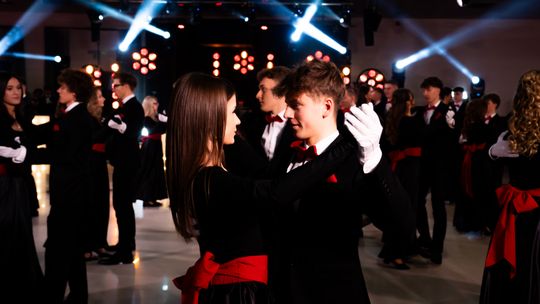 Studniówka III Liceum Ogólnokształcącego im. płk Dionizego Czachowskiego (zdjęcia)