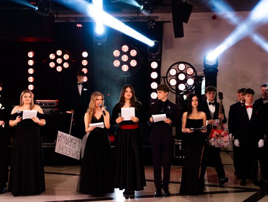 Studniówka III Liceum Ogólnokształcącego im. płk Dionizego Czachowskiego (zdjęcia)